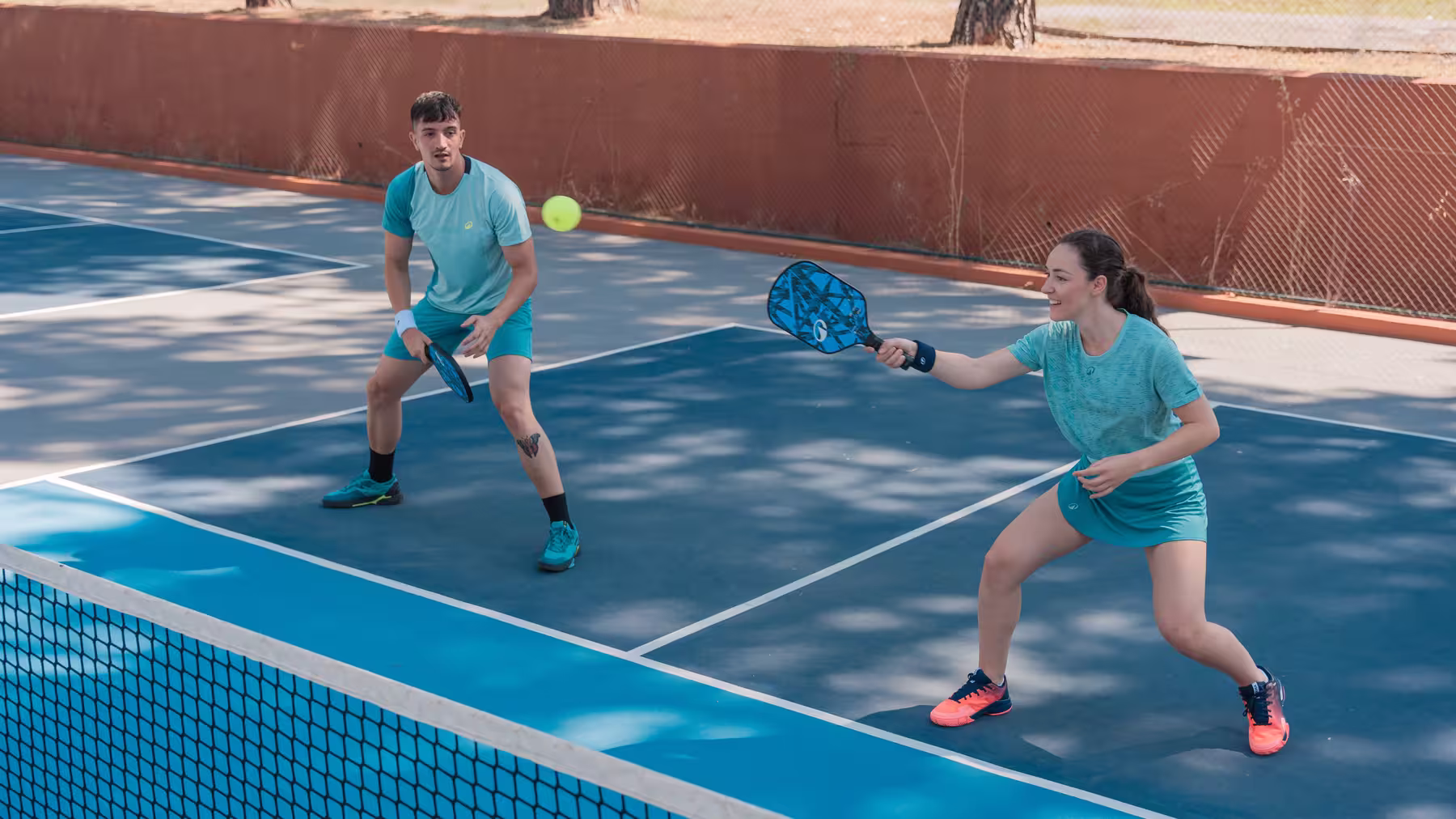 Partida de pickleball en pista